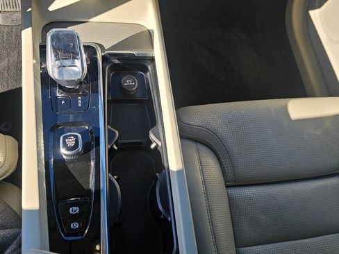 Certified 2025 Volvo XC60 T8 Ultra w/ Protection Package Premier image 25