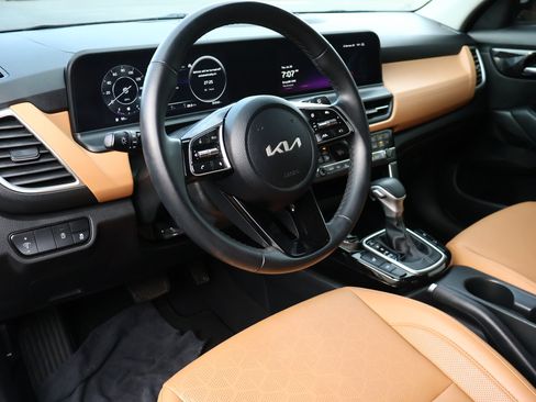Used 2024 Kia Seltos EX FWD image 3