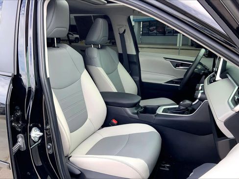 Used 2024 Toyota RAV4 XLE Premium image 9