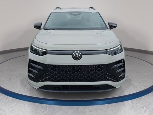 Used 2025 Volkswagen Tiguan SE R-Line AWD/4WD image 2