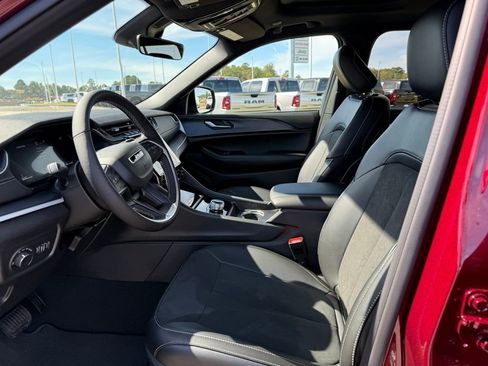 New 2025 Jeep Grand Cherokee Laredo image 9