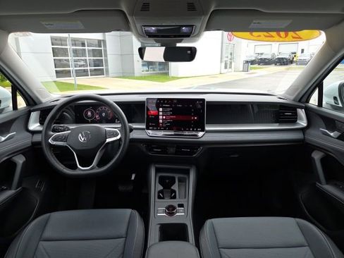 Used 2025 Volkswagen Tiguan SE AWD/4WD image 19