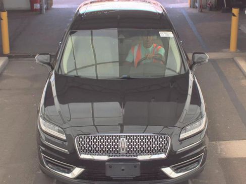 Used 2019 Lincoln Nautilus Select FWD image 2