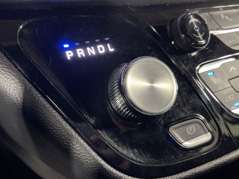 Used 2025 Chrysler Pacifica Select image 26