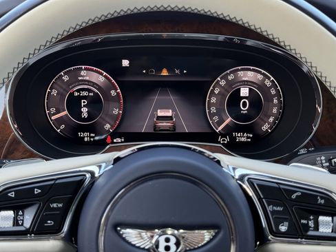 Used 2024 Bentley Bentayga image 16