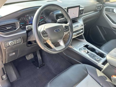 Used 2022 Ford Explorer XLT w/ Equipment Group 202A AWD/4WD image 2