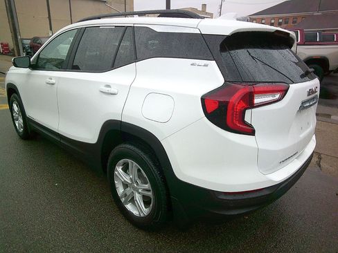 Used 2023 GMC Terrain SLE w/ Driver Convenience Package image 4