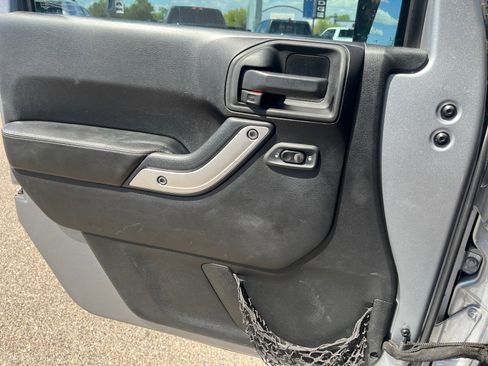 Used 2014 Jeep Wrangler Freedom Edition image 13