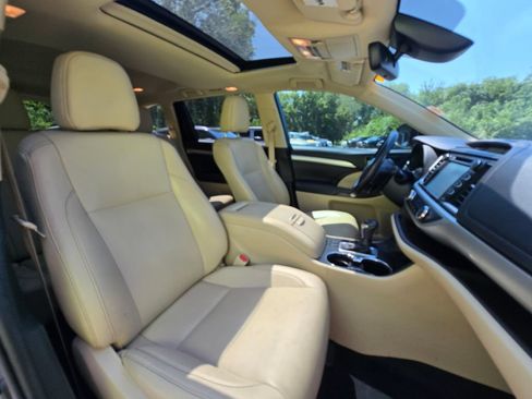 Used 2019 Toyota Highlander XLE FWD image 17
