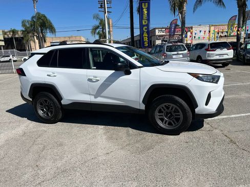 Used 2019 Toyota RAV4 LE AWD/4WD image 3