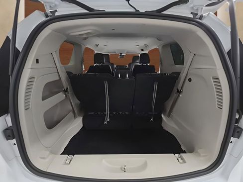 Used 2024 Chrysler Pacifica Touring-L image 17