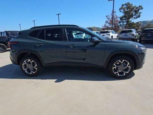 Used 2025 Chevrolet Trax LT w/ Sunroof Package FWD image 9