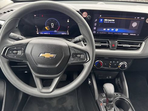Used 2025 Chevrolet TrailBlazer LT AWD/4WD image 14