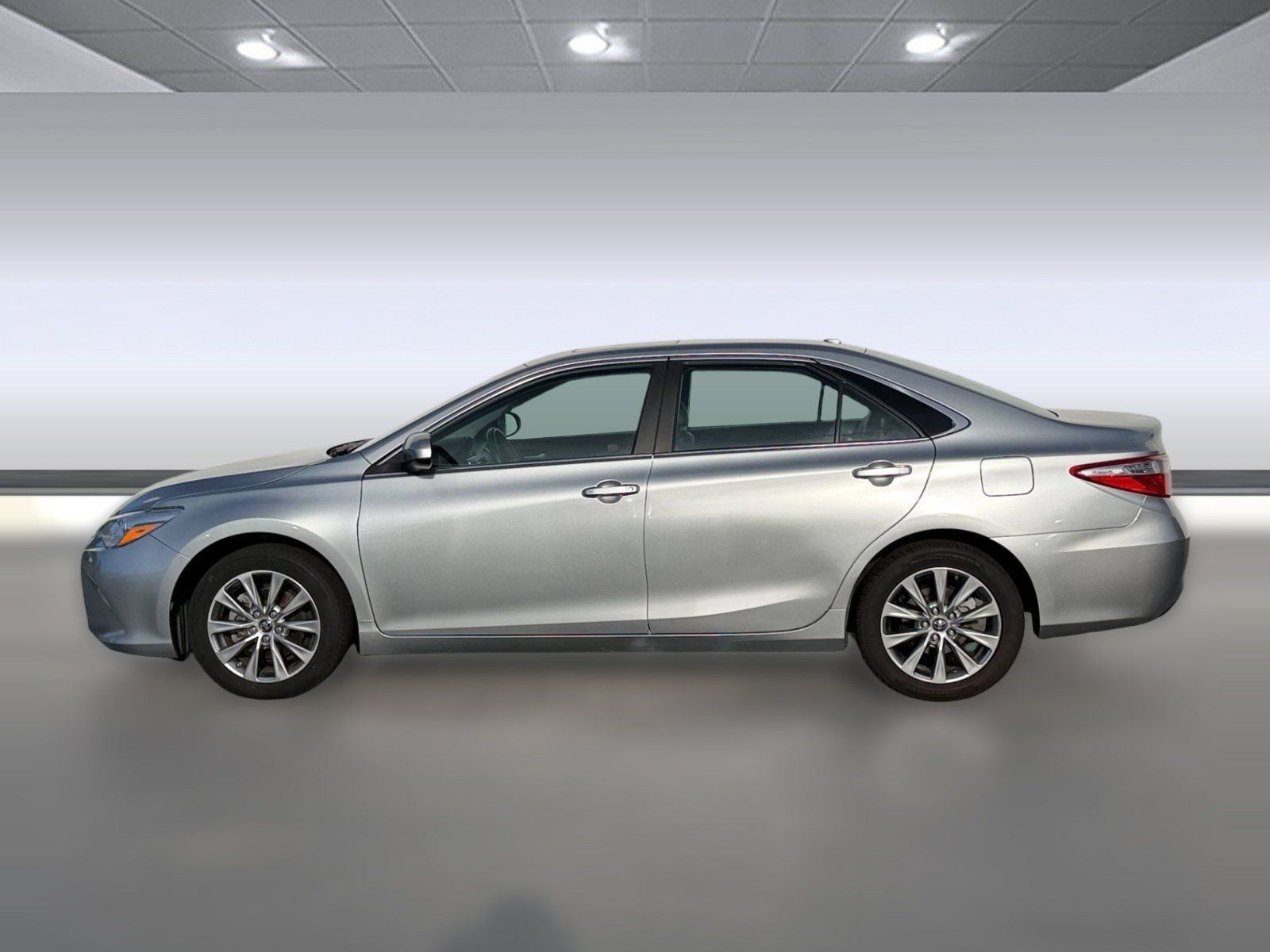 Used 2017 Toyota Camry XLE w/ Moonroof Package FWD image 2