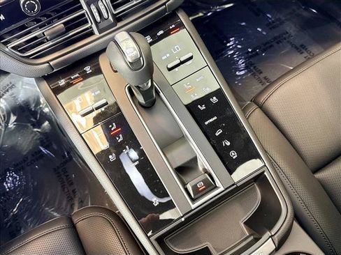 Used 2026 Porsche Macan AWD/4WD image 18