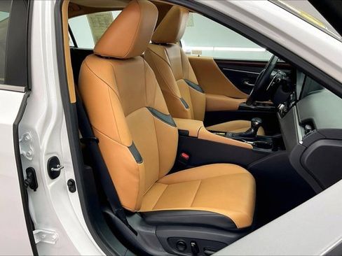 Used 2025 Lexus ES 300h w/ Premium Package image 6