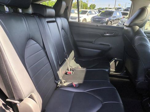 Used 2022 Toyota Highlander XLE AWD/4WD image 31