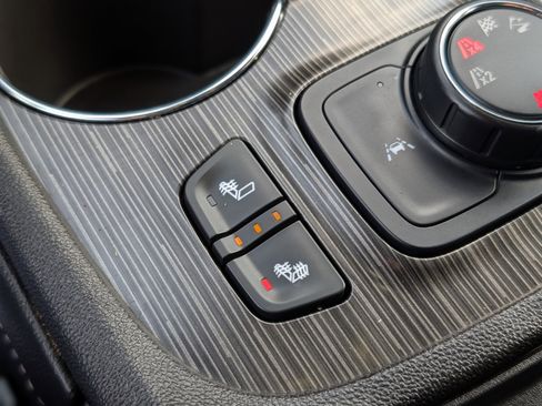 Used 2022 GMC Acadia SLT w/ LPO, Floor Liner Package image 4