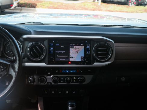 Used 2016 Toyota Tacoma Limited image 30