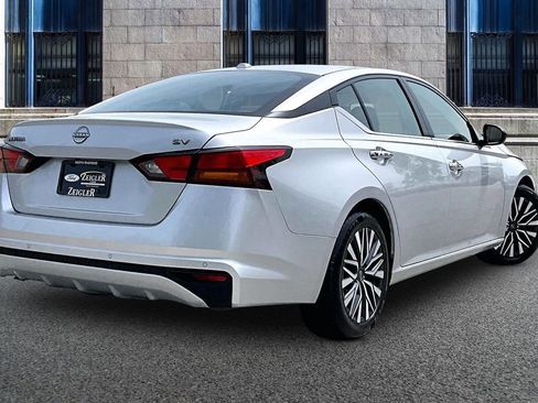 Used 2024 Nissan Altima 2.5 SV FWD image 11
