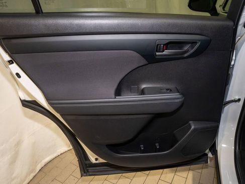 Used 2023 Toyota Highlander L image 10