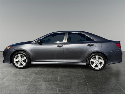 Used 2012 Toyota Camry SE w/ Leather Pkg FWD image 2