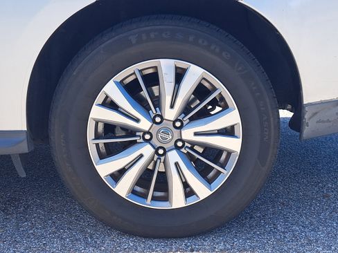 Used 2019 Nissan Pathfinder SV image 8