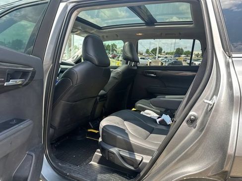 Certified 2025 Toyota Highlander Platinum AWD/4WD image 16