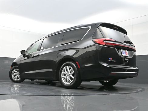 Used 2021 Chrysler Pacifica Touring-L image 31