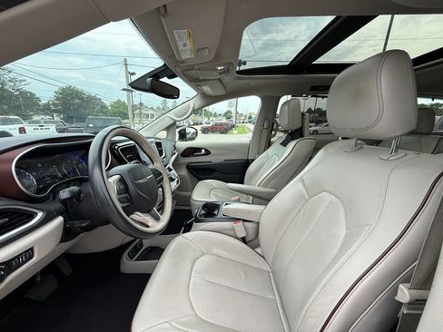 Used 2018 Chrysler Pacifica Limited w/ Tire & Wheel Group FWD image 12