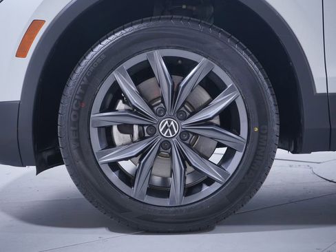 Used 2023 Volkswagen Tiguan SE w/ Panoramic Sunroof Package FWD image 2