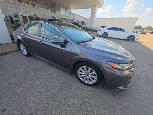 Used 2019 Toyota Camry LE FWD image 3