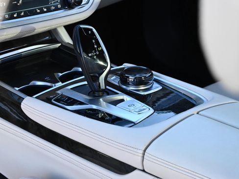 Used 2020 BMW 750i xDrive w/ Executive Package image 30