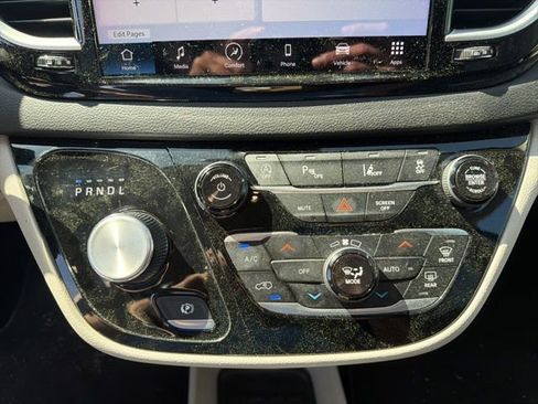 Used 2023 Chrysler Pacifica Touring-L image 26