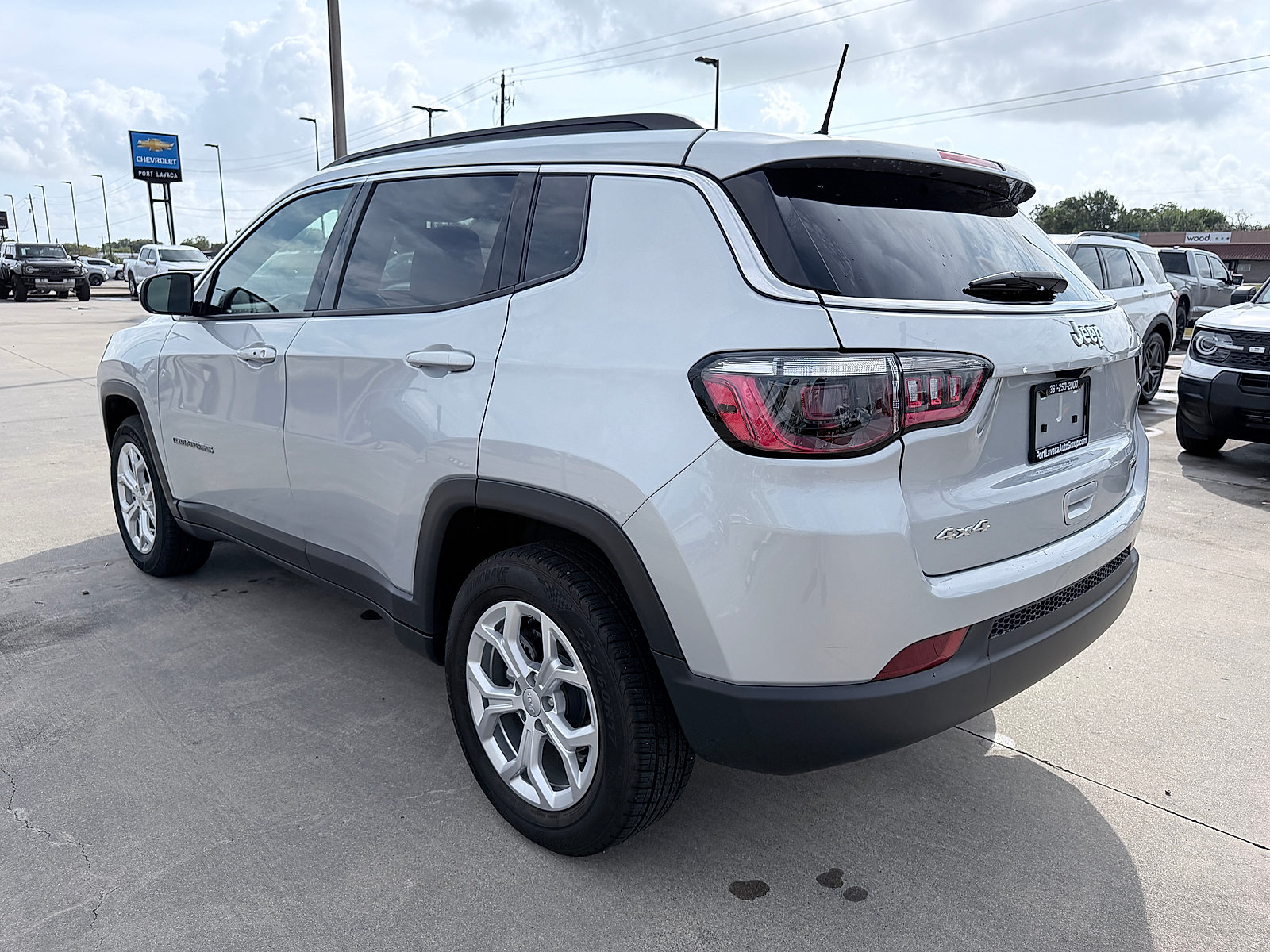 Used 2024 Jeep Compass Latitude AWD/4WD image 5