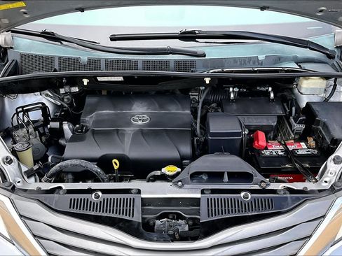 Used 2013 Toyota Sienna XLE FWD image 29