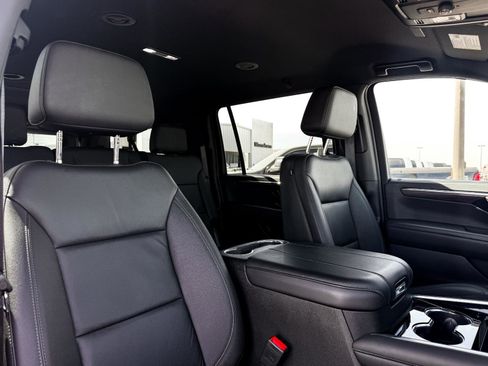 Certified 2025 Chevrolet Suburban Z71 image 9