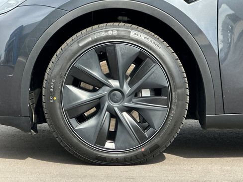 Used 2025 Tesla Model Y Long Range image 35