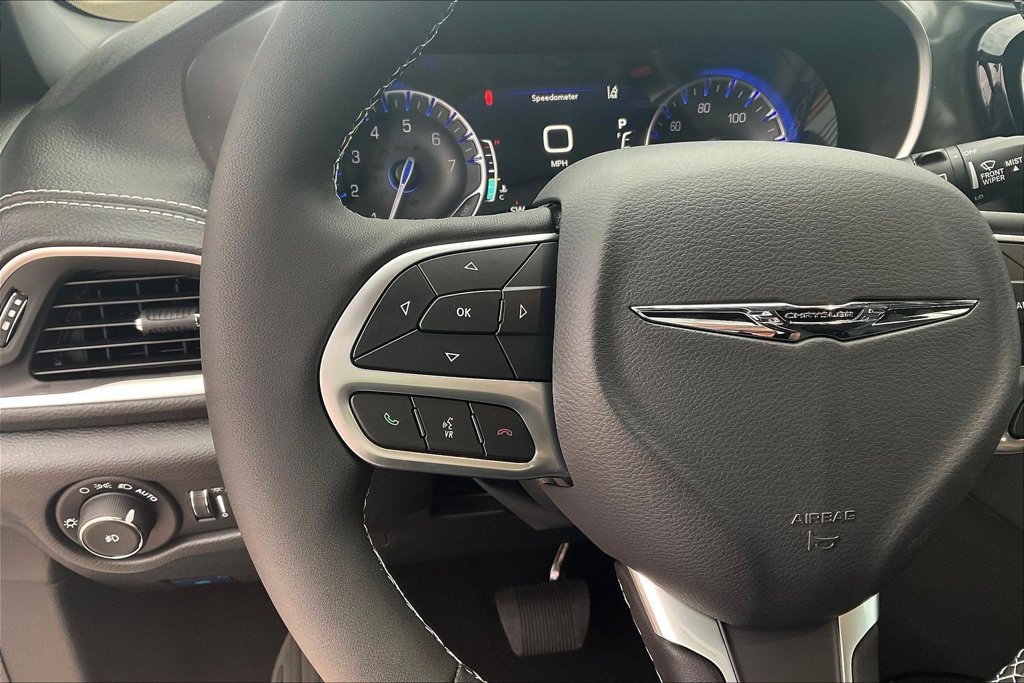 Used 2026 Chrysler Pacifica Select FWD image 13