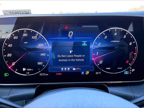 Used 2025 Mercedes-Benz GLC 300 4MATIC image 23