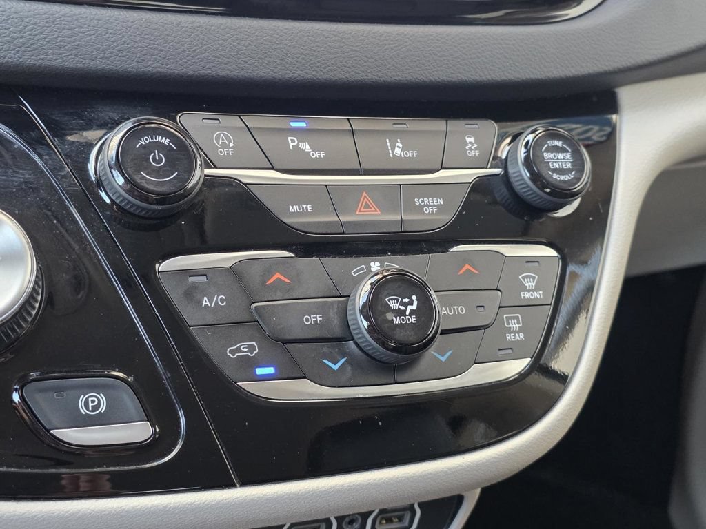 Used 2023 Chrysler Pacifica Touring-L FWD image 23