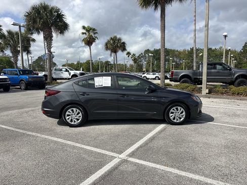 Used 2020 Hyundai Elantra SE FWD image 2