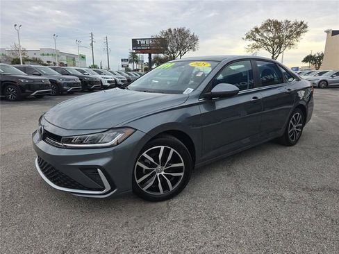 Used 2025 Volkswagen Jetta SE w/ Sunroof Package image 27
