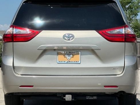 Used 2017 Toyota Sienna XLE FWD image 4