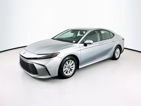 Used 2025 Toyota Camry LE image 3