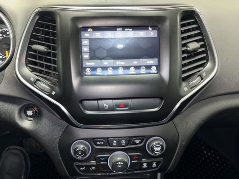 Used 2019 Jeep Cherokee Latitude Plus w/ Cold Weather Group image 32