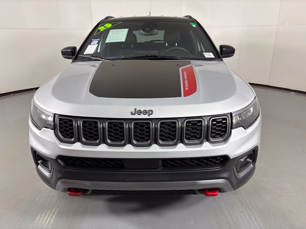 Used 2025 Jeep Compass Trailhawk AWD/4WD image 3