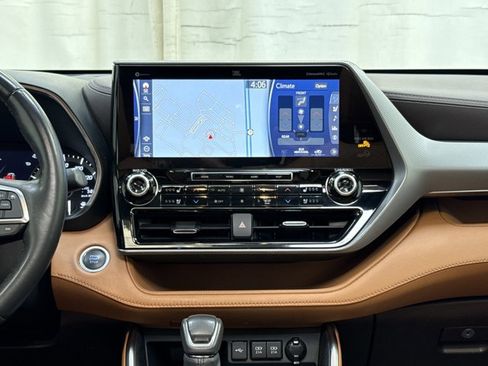 Used 2021 Toyota Highlander Platinum image 24