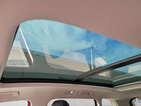 Certified 2023 Volkswagen Taos SE w/ Panoramic Sunroof Package image 24