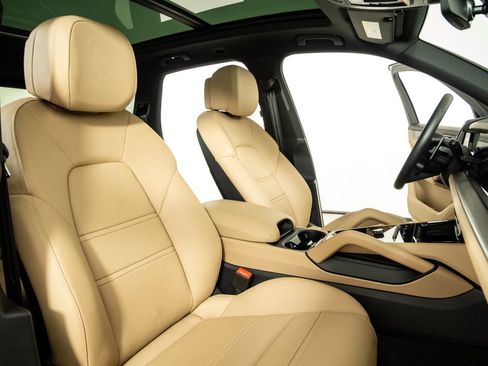 Certified 2024 Porsche Cayenne image 23